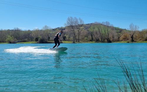 jet surf tavola a motore esperienza adrenalina lago laghetto macerata monte cosaro bellezza paesaggio pesca civitanova 