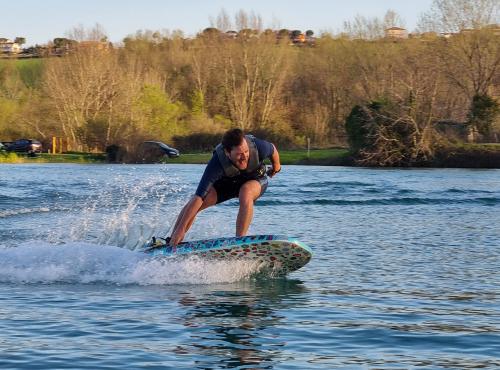 jet surf tavola a motore esperienza adrenalina lago laghetto macerata monte cosaro bellezza paesaggio pesca civitanova 