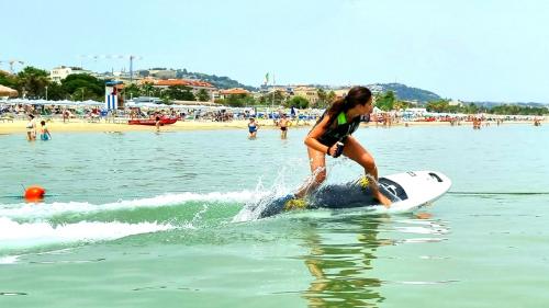 jet surf tavola a motore esperienza adrenalina lago laghetto macerata monte cosaro bellezza paesaggio pesca civitanova 