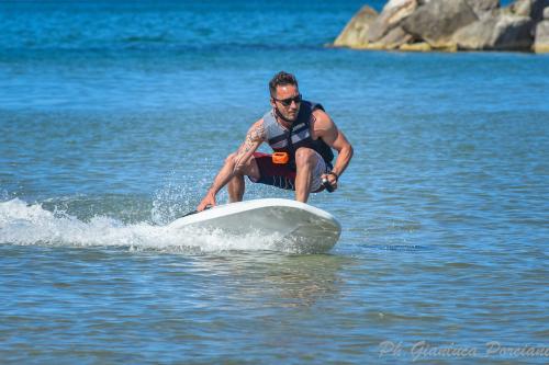 jet surf tavola a motore esperienza adrenalina lago laghetto macerata monte cosaro bellezza paesaggio pesca civitanova 