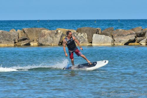 jet surf tavola a motore esperienza adrenalina lago laghetto macerata monte cosaro bellezza paesaggio pesca civitanova 