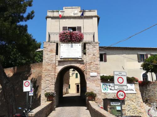 fiorenzuola di focara pesa urbino marche italia trekking bellezze passeggiata paesaggio gruppo esperienza monte san bartolo mare colline montagne 