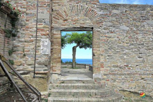 fiorenzuola di focara pesa urbino marche italia trekking bellezze passeggiata paesaggio gruppo esperienza monte san bartolo mare colline montagne 