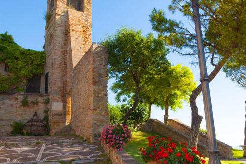 fiorenzuola di focara pesa urbino marche italia trekking bellezze passeggiata paesaggio gruppo esperienza monte san bartolo mare colline montagne 