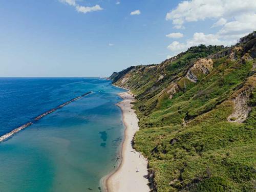 fiorenzuola di focara pesa urbino marche italia trekking bellezze passeggiata paesaggio gruppo esperienza monte san bartolo mare colline montagne 