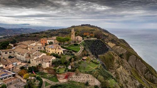 fiorenzuola di focara pesa urbino marche italia trekking bellezze passeggiata paesaggio gruppo esperienza monte san bartolo mare colline montagne 