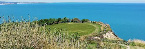 fiorenzuola di focara pesa urbino marche italia trekking bellezze passeggiata paesaggio gruppo esperienza monte san bartolo mare colline montagne 