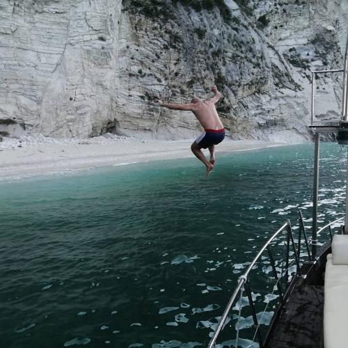 Lupo di mare numana marche mare ancona riviera del conero porto novo mezzavalle trave gabbiani costa tuffi gita in barche escursioni aperitivo gruppi famiglia felicità 