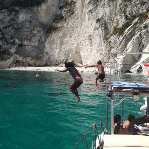 Lupo di mare numana marche mare ancona riviera del conero porto novo mezzavalle trave gabbiani costa tuffi gita in barche escursioni aperitivo gruppi famiglia felicità 