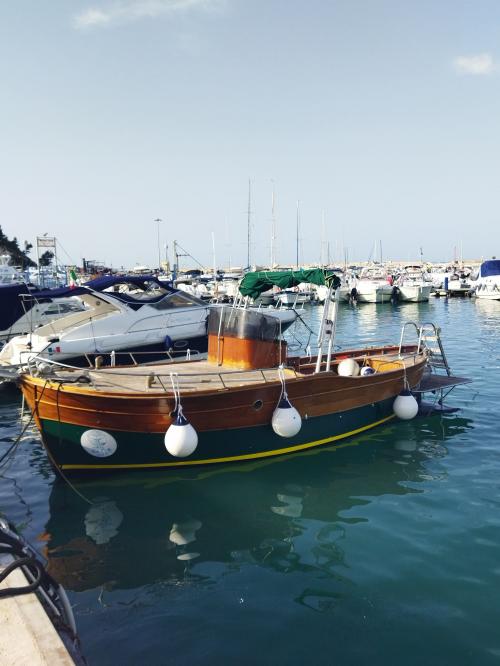 Gita in barca conero riviera ancona numana marche bellezze paesaggi aperitivo posto in barca prenota mare brezza vento onde navigare