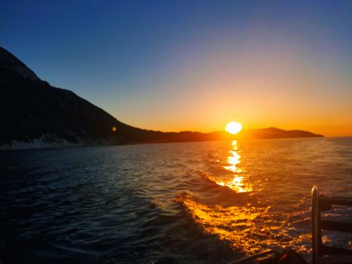 Gita in barca conero riviera ancona numana marche bellezze paesaggi aperitivo posto in barca prenota mare brezza vento onde navigare