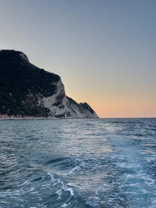 Riviera del conero numana sirolo spiagge traversata esperienza tuffi aperitivo in barca sole tramonto vivi la riviera
