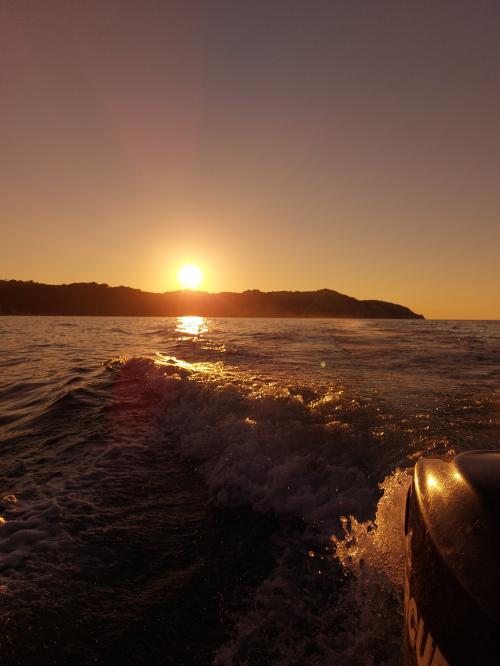 Riviera del conero numana sirolo spiagge traversata esperienza tuffi aperitivo in barca sole tramonto vivi la riviera