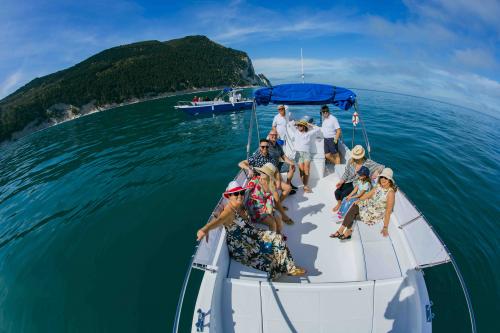 Esclusiva compleanno feste addio al nubilato celibato party privati conero riviera bellezza paesaggi vivere il mare prenotazioni pranzi cene aperitivi numana ancona marche 