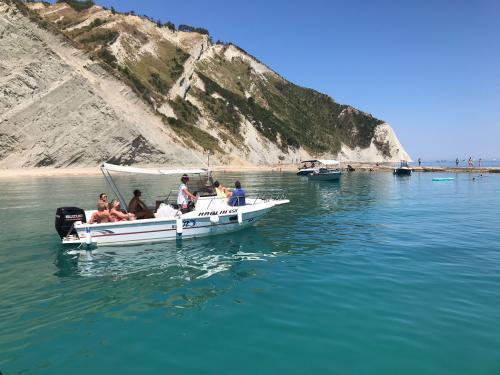 Gita in barca riviera del conero bellezza marche adriatico paesaggi esperienza brezza marina gruppi famiglia esperti marinai numana porto ancona marche 