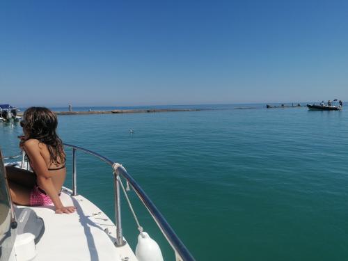 Gita in barca riviera del conero bellezza marche adriatico paesaggi esperienza brezza marina gruppi famiglia esperti marinai numana porto ancona marche 