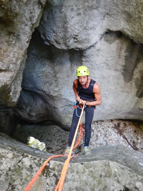 Rio freddo Canyoning esperienze fiume marche cordata cascate pesaro urbino 