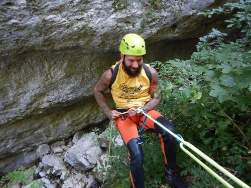 Rio freddo Canyoning esperienze fiume marche cordata cascate pesaro urbino 