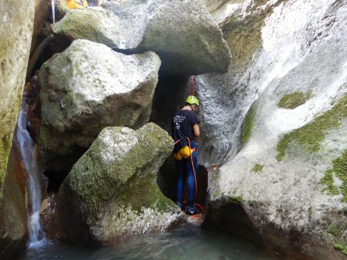 Rio freddo Canyoning esperienze fiume marche cordata cascate pesaro urbino 