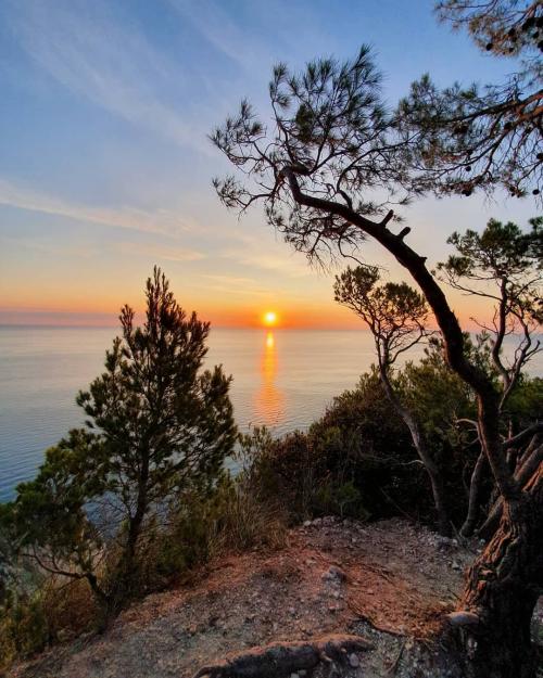 alba conero trekking meraviglia natura mozzafiato sole mare sport riviera esperienza 