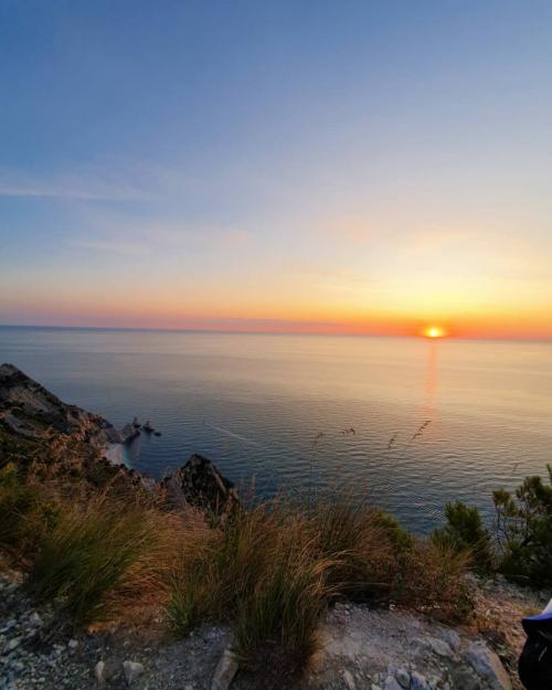 alba conero trekking meraviglia natura mozzafiato sole mare sport riviera esperienza 
