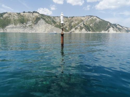 tour barca riviera del conero mare spiaggia vacanze due sorelle monte conero gabbiani san michele sassi neri madonnina aperitivo bagno 