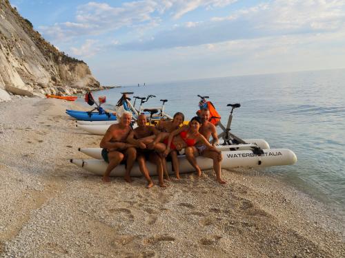 Persona in waterbike lungo la costa della Riviera del ConeroWaterbike su acqua cristallina con sfondo di scogliere biancheAlba vista dalla waterbike a largo del ConeroGruppo di persone in escursione waterbike vicino alla Spiaggia delle Due SorelleTramonto dorato sulla Riviera del Conero visto da una waterbikeVista panoramica della costa marchigiana da una waterbike in mareTour guidato in waterbike con paesaggi naturali mozzafiatoDettaglio di una waterbike galleggiante sull'acqua limpida del Conero