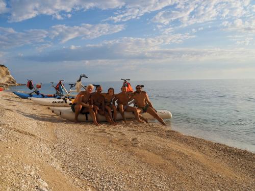 Persona in waterbike lungo la costa della Riviera del ConeroWaterbike su acqua cristallina con sfondo di scogliere biancheAlba vista dalla waterbike a largo del ConeroGruppo di persone in escursione waterbike vicino alla Spiaggia delle Due SorelleTramonto dorato sulla Riviera del Conero visto da una waterbikeVista panoramica della costa marchigiana da una waterbike in mareTour guidato in waterbike con paesaggi naturali mozzafiatoDettaglio di una waterbike galleggiante sull'acqua limpida del Conero