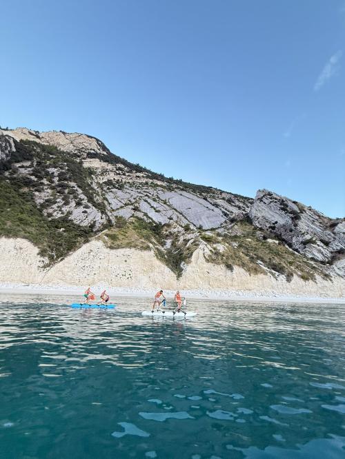 Persona in waterbike lungo la costa della Riviera del ConeroWaterbike su acqua cristallina con sfondo di scogliere biancheAlba vista dalla waterbike a largo del ConeroGruppo di persone in escursione waterbike vicino alla Spiaggia delle Due SorelleTramonto dorato sulla Riviera del Conero visto da una waterbikeVista panoramica della costa marchigiana da una waterbike in mareTour guidato in waterbike con paesaggi naturali mozzafiatoDettaglio di una waterbike galleggiante sull'acqua limpida del Conero