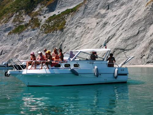 Gita in barca riviera del conero bellezza marche adriatico paesaggi esperienza brezza marina gruppi famiglia esperti marinai numana porto ancona marche 
