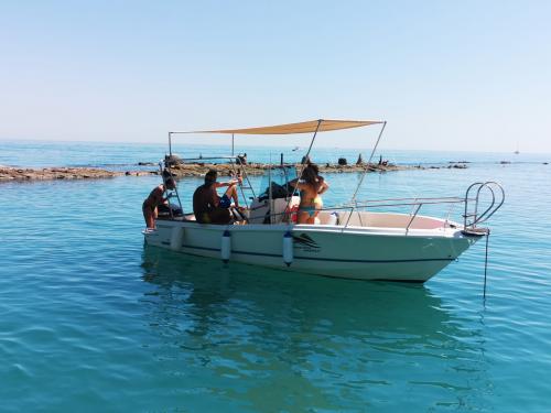 Gita in barca riviera del conero bellezza marche adriatico paesaggi esperienza brezza marina gruppi famiglia esperti marinai numana porto ancona marche 