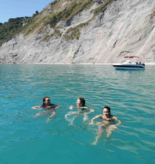 Gita in barca riviera del conero bellezza marche adriatico paesaggi esperienza brezza marina gruppi famiglia esperti marinai numana porto ancona marche 
