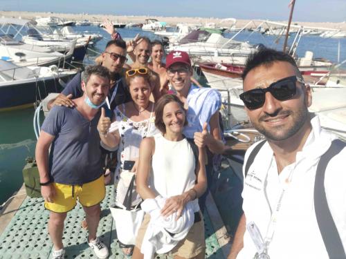 Gita in barca riviera del conero bellezza marche adriatico paesaggi esperienza brezza marina gruppi famiglia esperti marinai numana porto ancona marche 