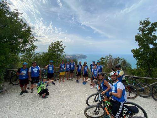 bike monte conero riviera esperienza due ruote gruppi escursione sole mare collina numana sirolo marche adriatico ancona bellezza paesaggio 