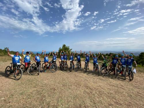 bike monte conero riviera esperienza due ruote gruppi escursione sole mare collina numana sirolo marche adriatico ancona bellezza paesaggio 