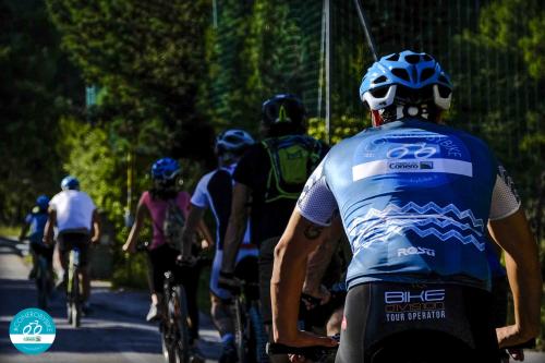 bike monte conero riviera esperienza due ruote gruppi escursione sole mare collina numana sirolo marche adriatico ancona bellezza paesaggio 