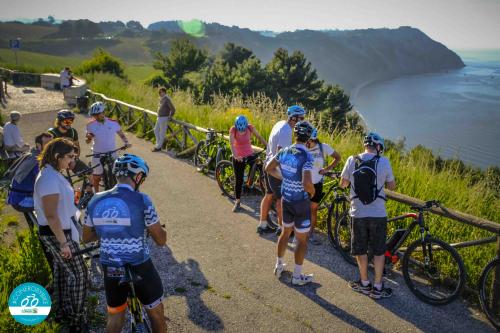 bike monte conero riviera esperienza due ruote gruppi escursione sole mare collina numana sirolo marche adriatico ancona bellezza paesaggio 