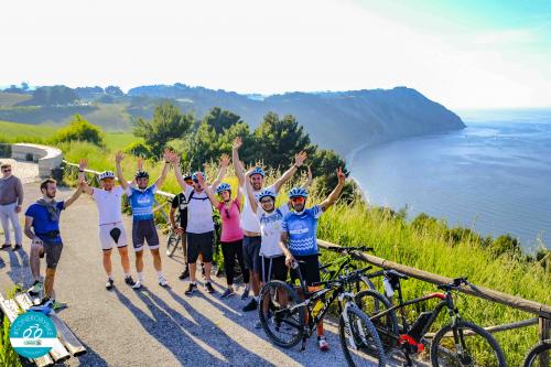 bike monte conero riviera esperienza due ruote gruppi escursione sole mare collina numana sirolo marche adriatico ancona bellezza paesaggio 